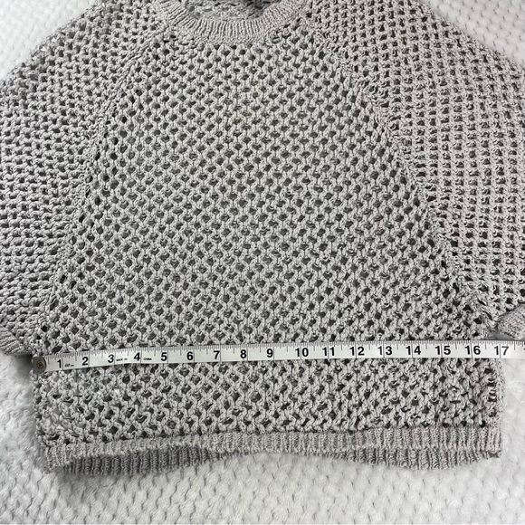 š5/$25 BCBG Maxazria Net Open Crocheted Pearl Gray Cropped Top Sweater Size S - Picture 11 of 14